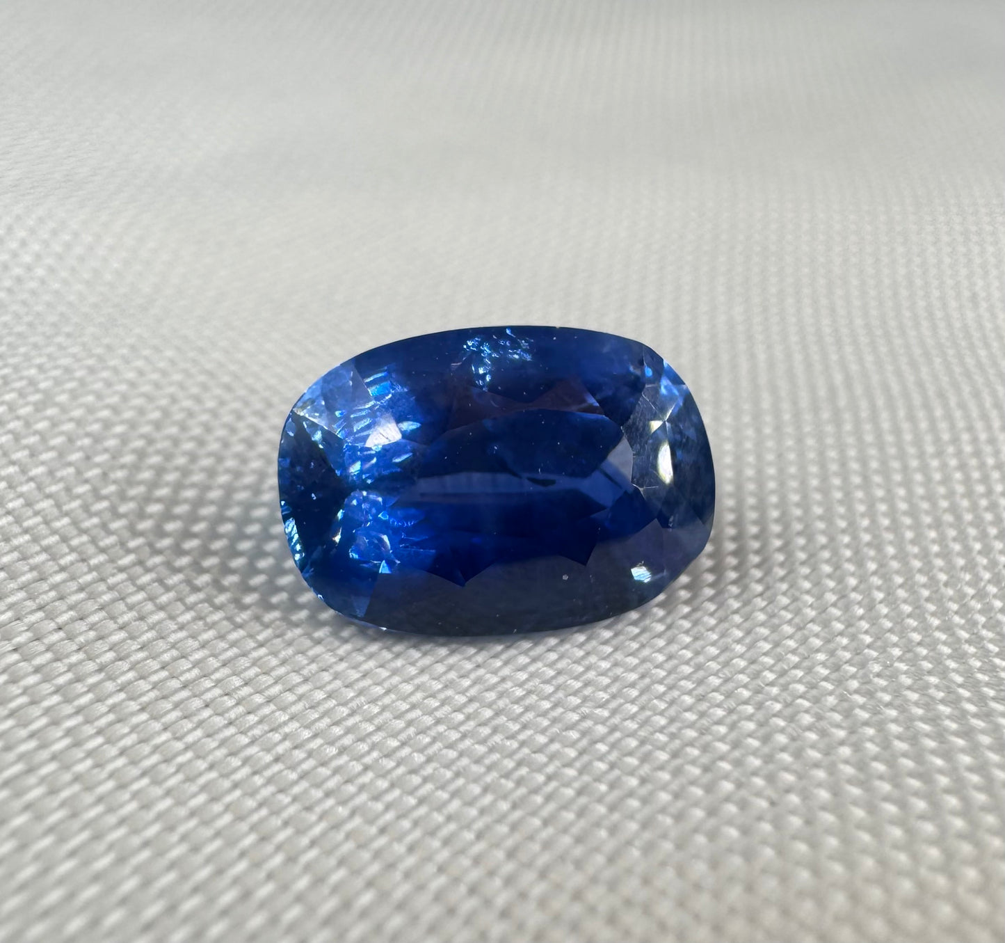 GIA Certified | Natural Blue Sapphire |Cornflower Blue | Cushion cut | 3.90ct