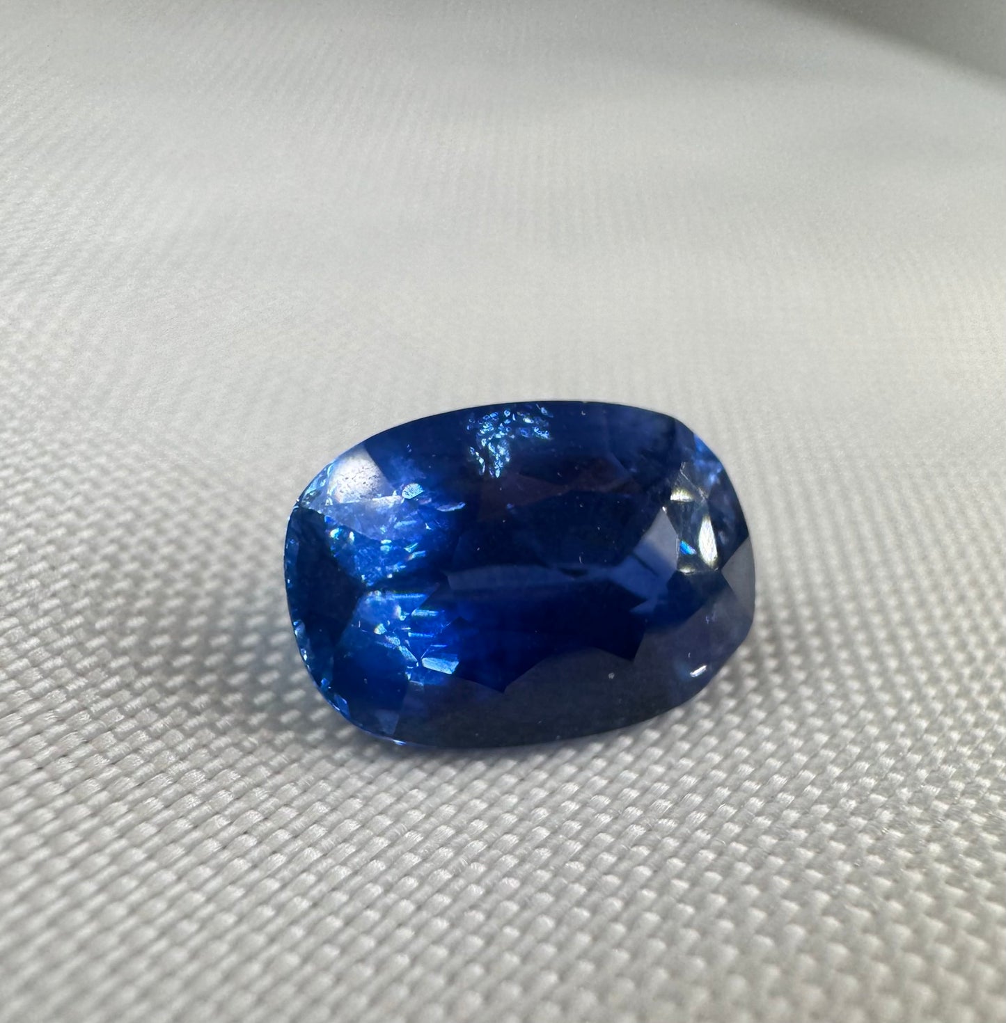 GIA Certified | Natural Blue Sapphire |Cornflower Blue | Cushion cut | 3.90ct