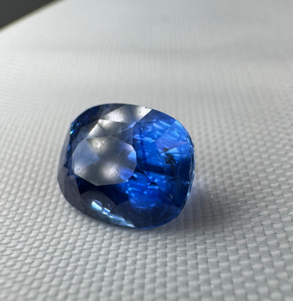 GIA Certified | Natural Blue Sapphire |Cornflower Blue | Cushion cut | 3.90ct