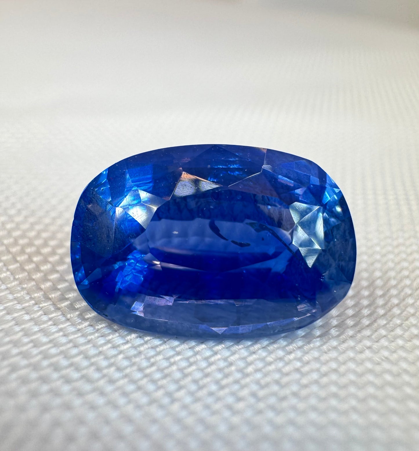 GIA Certified | Natural Blue Sapphire |Cornflower Blue | Cushion cut | 3.90ct