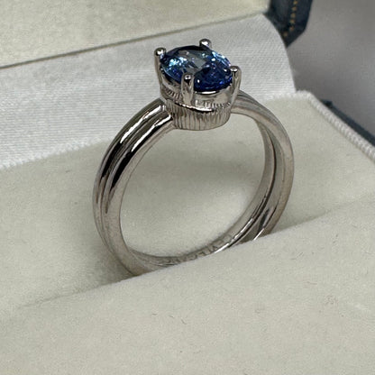 White Gold Ring with Natural Ceylon Blue Sapphire – Elegant Oval Cut