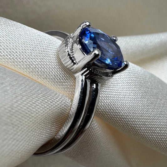 White Gold Ring with Natural Ceylon Blue Sapphire – Elegant Oval Cut