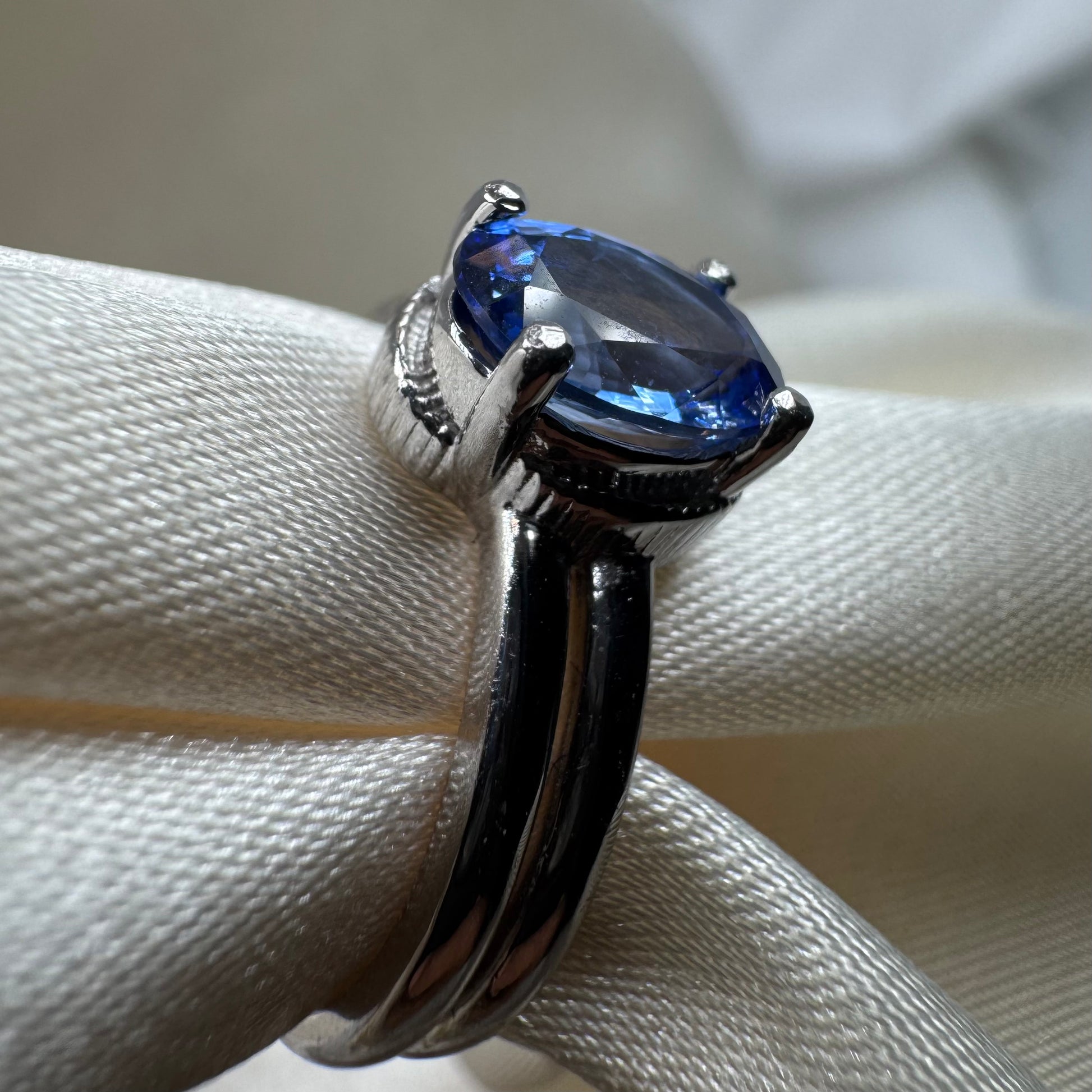 White Gold Ring with Natural Ceylon Blue Sapphire – Elegant Oval