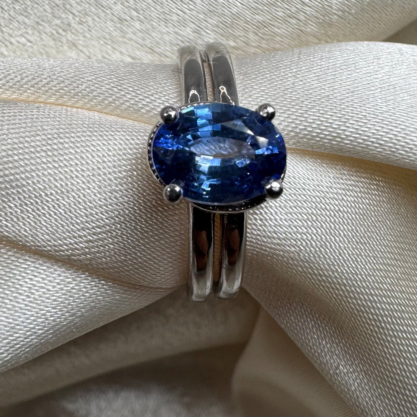 White Gold Ring with Natural Ceylon Blue Sapphire – Elegant Oval Cut