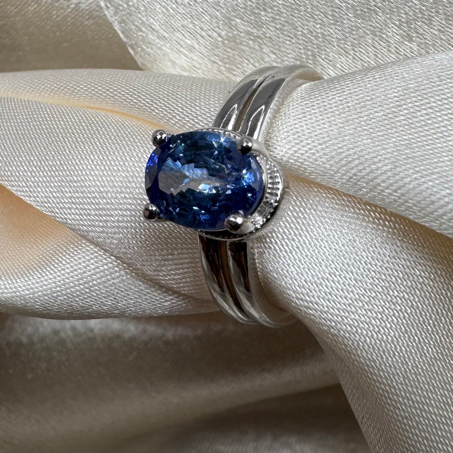 White Gold Ring with Natural Ceylon Blue Sapphire – Elegant Oval Cut