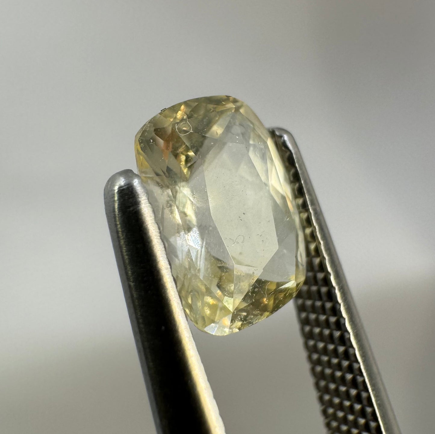 Natural Yellow Sapphire - 1.04ct - Rectangular Cushion